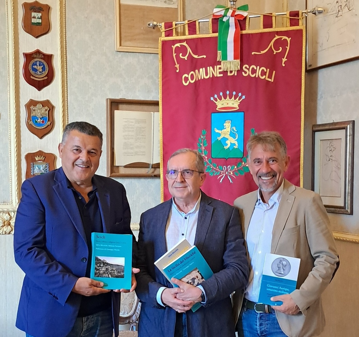 Il filologo Salvo Micciché dona suoi volumi al Comune di Scicli